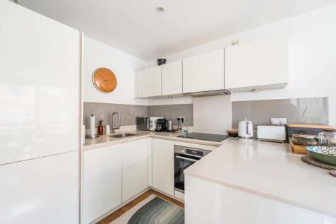 15 Seven Sea Gardens, London E3 3 bed flat for sale