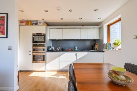 8 Trevithick Way, London E3 2 bed flat for sale