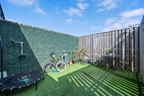 18 Polydamas Close, London E3 2 bed flat for sale