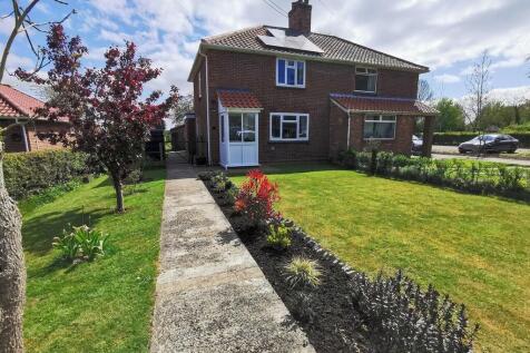 Globe Close, Norwich Road, Denton... 3 bed semi