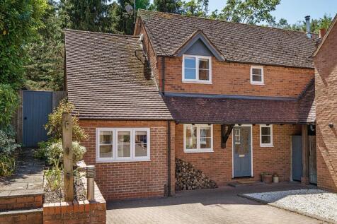 4 bedroom link detached house for sale