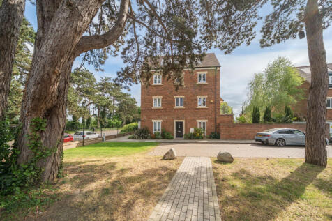 4 bedroom end of terrace house for sale