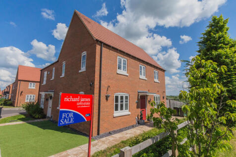 Sapphire Street, Irthlingborough NN9 3 bed semi