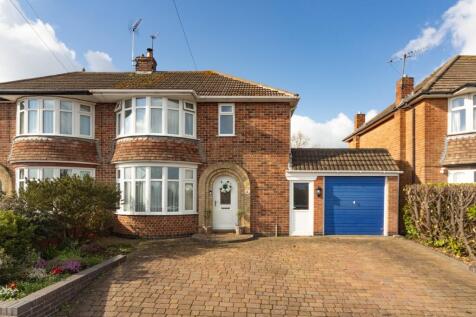Farndale Drive, Loughborough, LE11 3 bed semi
