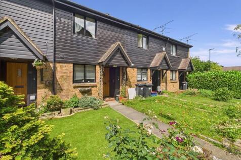 Huntsman Close, Feltham, Middlesex, TW13 2 bed terraced house for sale