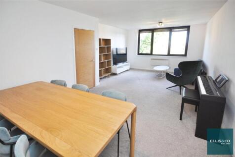 Bow Lane, North Finchley, N12 3 bed apartment for sale