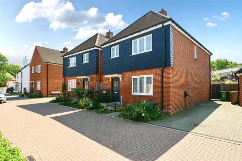 Warren Nurseries Road, Guildford GU12 3 bed detached house for sale