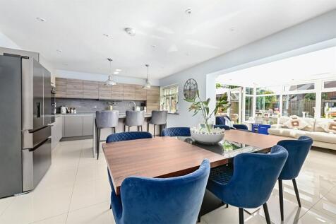 Townsend Close, Guildford GU12 4 bed detached house for sale
