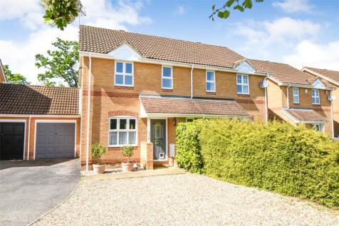 Hop Garden Road, Hampshire RG27 3 bed semi