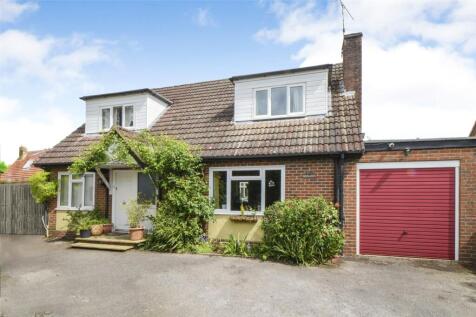 Reading Road, Hampshire RG27 4 bed detached house for sale