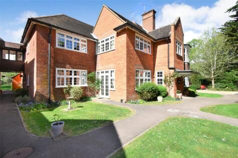 Berry Court, Hampshire RG27 2 bed apartment for sale