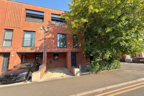 5 bedroom end of terrace house for sale