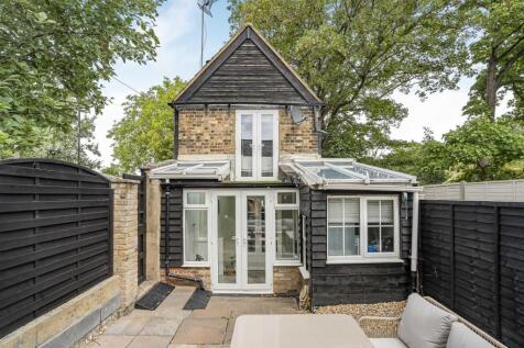 2 bedroom detached house for sale