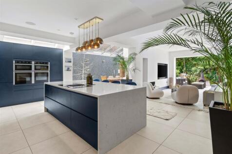 5 bedroom semi-detached house for sale