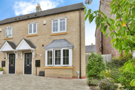 Westfields Drive, Beverley, HU17 8ED 3 bed semi