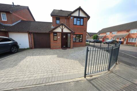 3 bedroom link detached house for sale