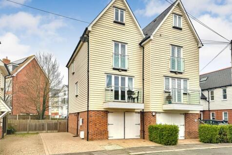 3 bedroom town house for sale