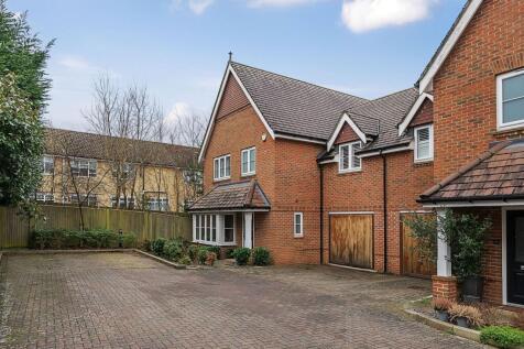 4 bedroom link detached house for sale