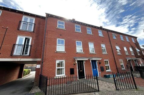 3 bedroom town house for sale