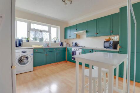 2 bedroom maisonette for sale