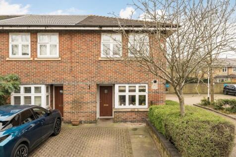 4 bedroom end of terrace house for sale