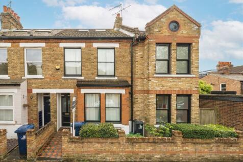 4 bedroom end of terrace house for sale