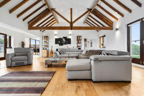 5 bedroom semi-detached house for sale
