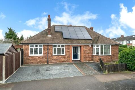 Luton Road, Dunstable 3 bed detached bungalow for sale
