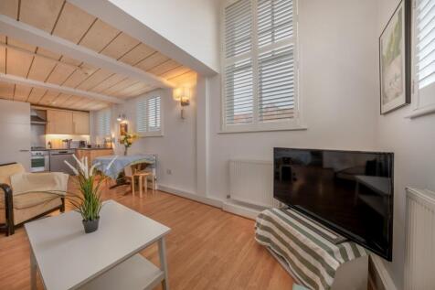 College Yard, 5 Gammons Lane... 3 bed duplex for sale