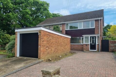 LONGFIELD AVENUE, FAREHAM (APPROACH... 3 bed semi