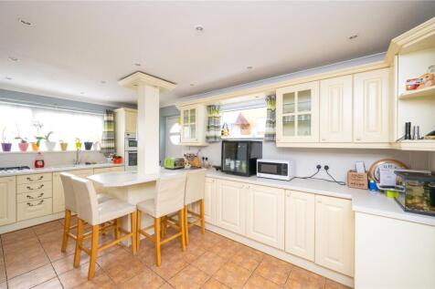 Barnfield Road, St. Albans... 3 bed semi