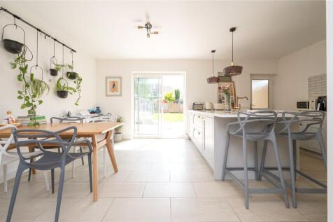 Coombes Road, London Colney... 3 bed semi