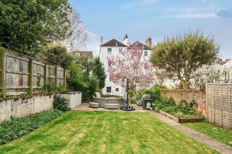 5 bedroom semi-detached house for sale