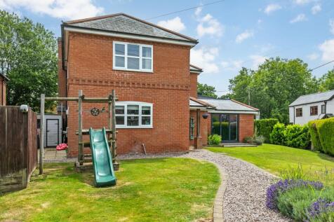 Petersfield Road, Cheriton, SO24 3 bed detached house for sale
