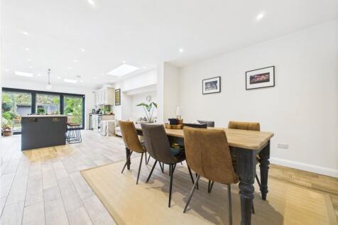 Arbor Lane, Winnersh, Wokingham... 4 bed semi