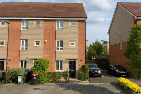 4 bedroom end of terrace house for sale