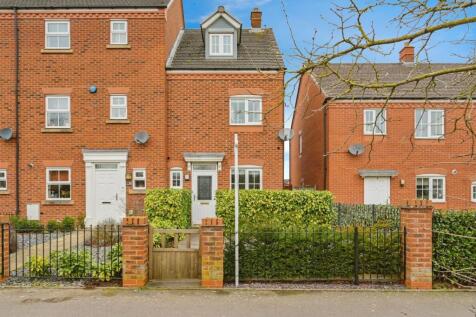 Sainte Foy Avenue, Lichfield 3 bed end of terrace house for sale