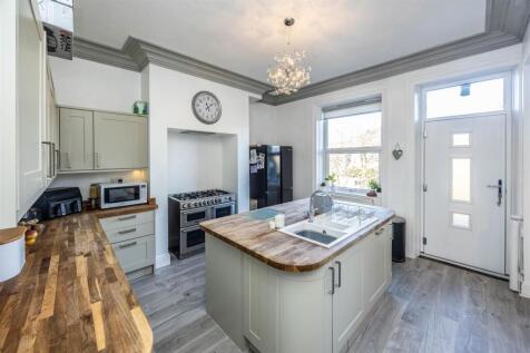 Ladyhouse Lane, Huddersfield HD4 6 bed end of terrace house for sale
