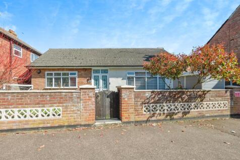2 bedroom detached bungalow for sale