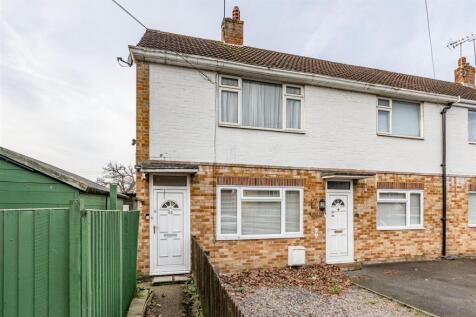 Chertsey Roads, West Byfleet KT14 2 bed maisonette for sale