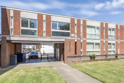 Brantwood Gardens, West Byfleet KT14 2 bed flat for sale