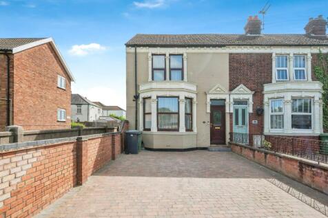 4 bedroom end of terrace house for sale