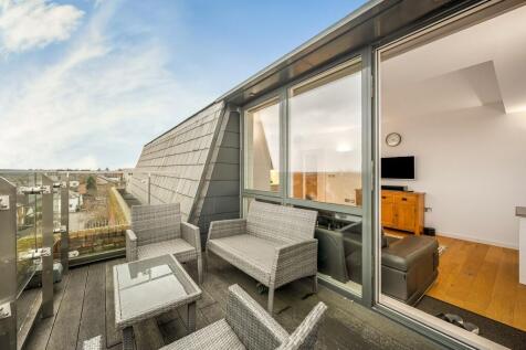 East Street, Epsom KT17 3 bed flat for sale