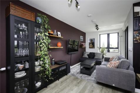 Lakeside Drive, London, NW10 3 bed apartment for sale