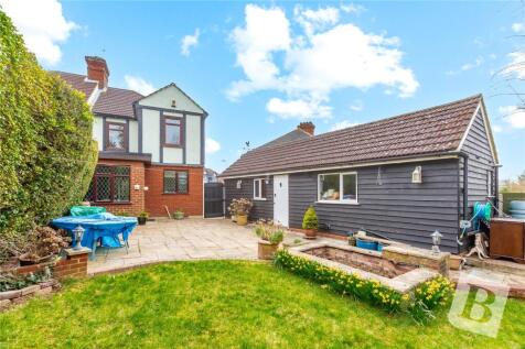 Highview Gardens, Upminster, RM14 3 bed semi