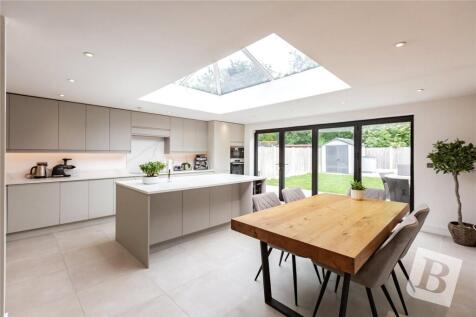 Howard Road, Upminster, RM14 4 bed semi