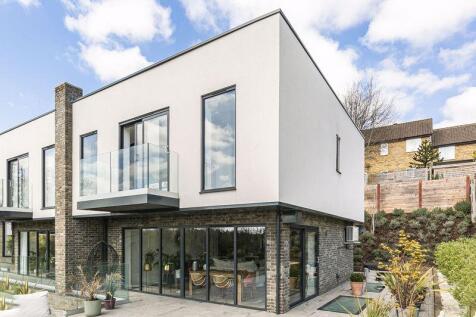 3 bedroom town house for sale