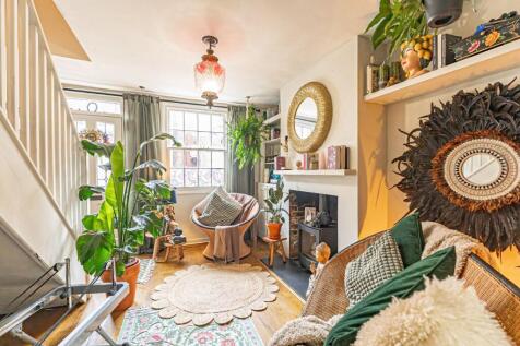 Frogmore Street, Tring 2 bed terraced house for sale