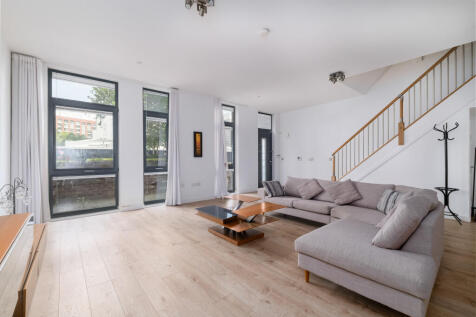 3 bedroom town house for sale