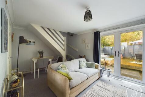 2 bedroom semi-detached house for sale